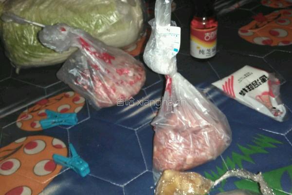 白菜猪肉饺子的做法图解1