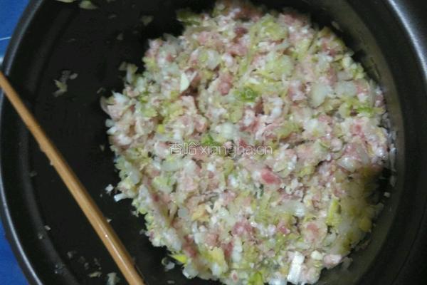 白菜猪肉饺子的做法图解4