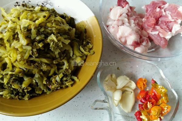 酸菜炒五花肉的做法图解3
