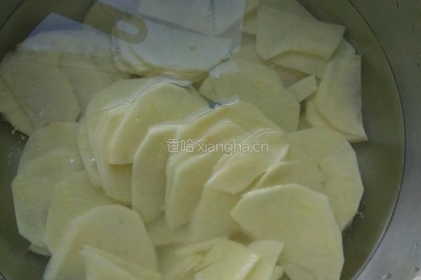 土豆片炒胡萝卜的做法图解1