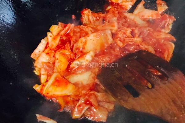 泡菜炒梅花肉的做法图解2