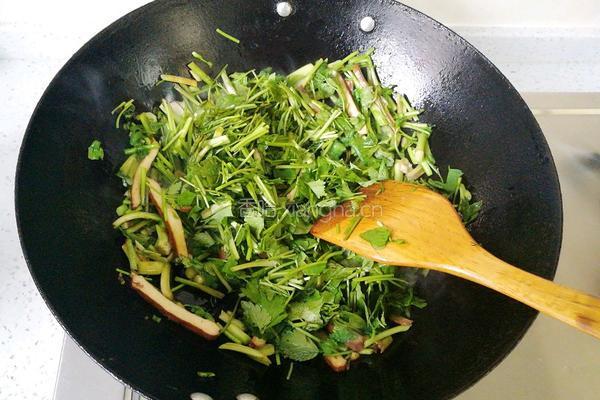 野芹炒香干的做法图解7