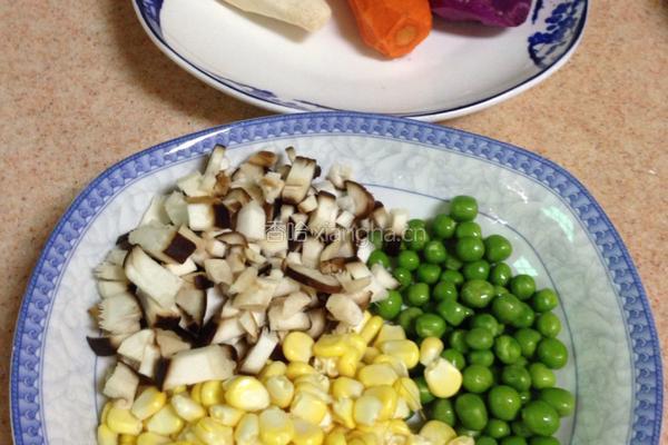 七彩鸡肉饭的做法图解1