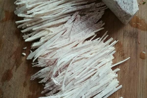蒜香肉末香芋丝的做法图解1