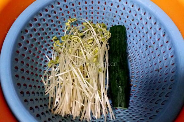 黄豆芽黄瓜炒饭的做法图解2