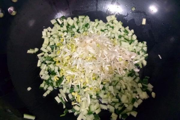 黄豆芽黄瓜炒饭的做法图解7