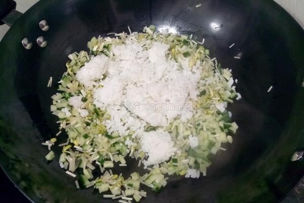黄豆芽黄瓜炒饭的做法图解8