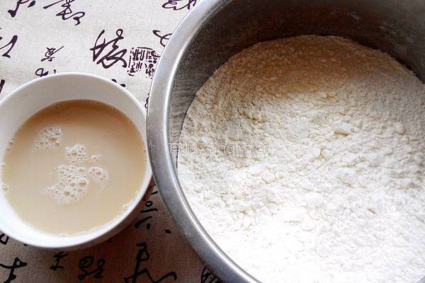 包菜肉丁包的做法图解1