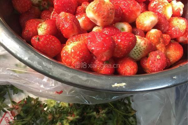 草莓果酱的做法图解1