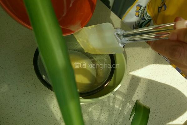 奶油草莓可丽饼的做法图解3