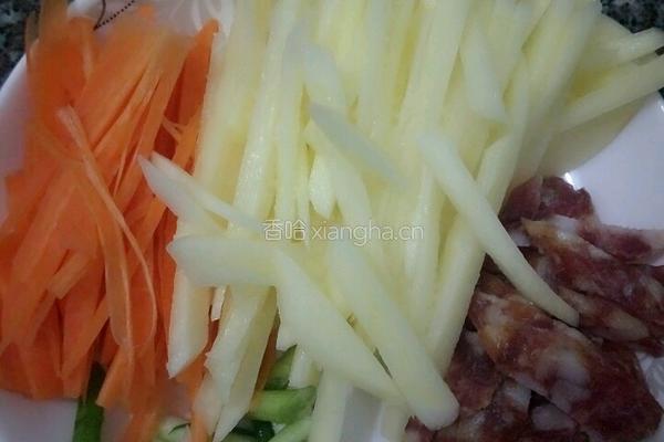 土豆胡萝卜炒腊肠的做法图解1