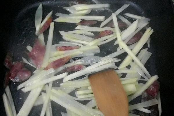 土豆胡萝卜炒腊肠的做法图解2
