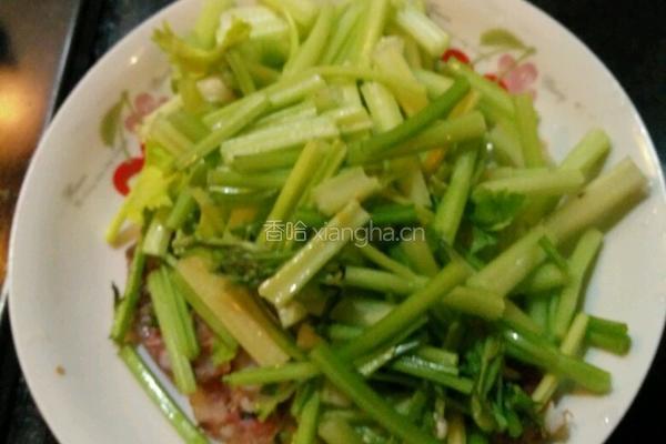 香芹炒香肠的做法图解1