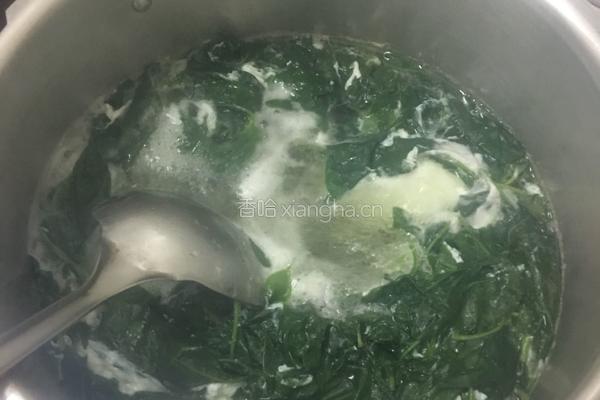 枸杞叶瘦肉咸蛋汤的做法图解4