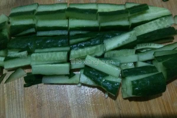 拌黄瓜鸡蛋干的做法图解2