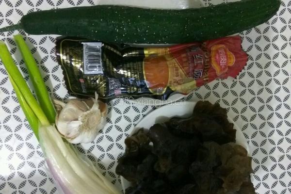 红肠炒木耳瓜片的做法图解1