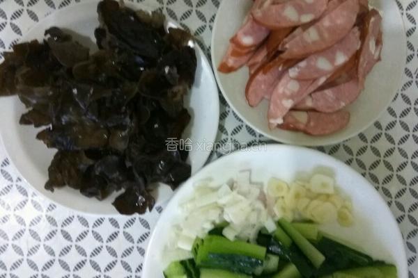 红肠炒木耳瓜片的做法图解7