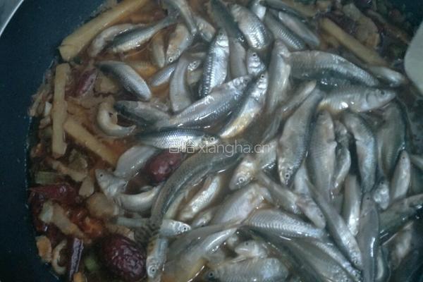 酱炖小鱼土豆条的做法图解10