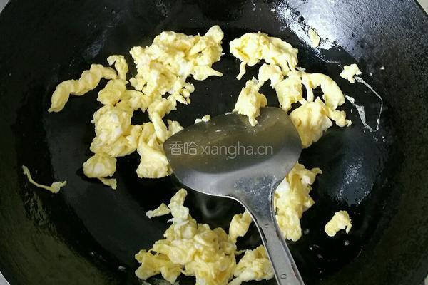 莴苣木耳炒鸡蛋的做法图解2