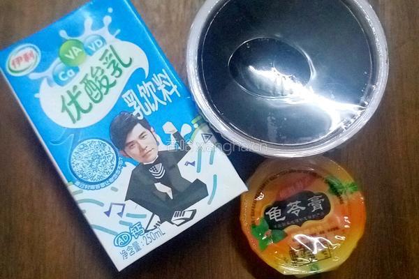 牛奶龟苓膏的做法图解1