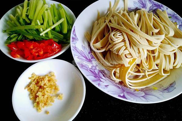 素炒豆腐皮的做法图解2