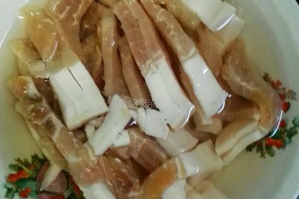 大蒜炒咸肉丝的做法图解1