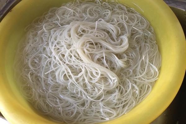 肉末炒粉丝的做法图解1