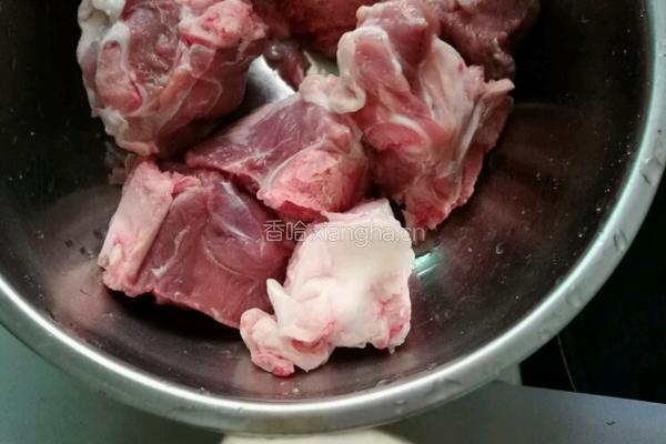 莲藕大骨汤的做法图解1