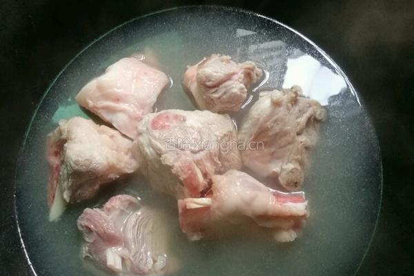 莲藕大骨汤的做法图解2