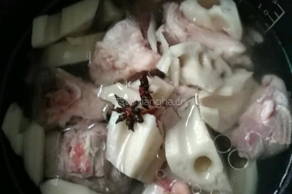 莲藕大骨汤的做法图解3