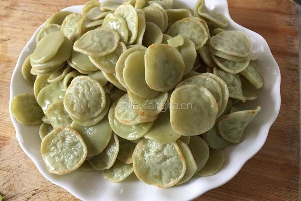 素炒绿豆饼的做法图解1