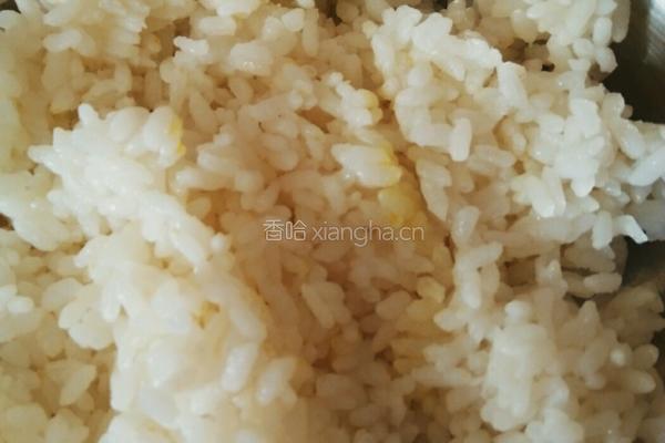 酱油炒饭的做法图解1