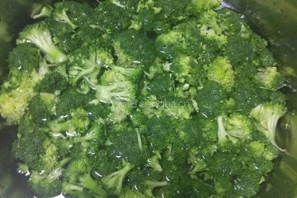 蒜蓉西兰花的做法图解1
