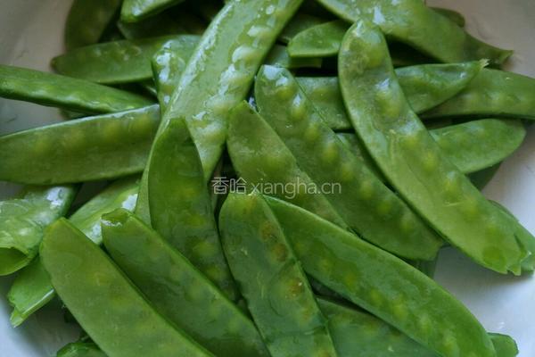 腊肠炒荷兰豆的做法图解2