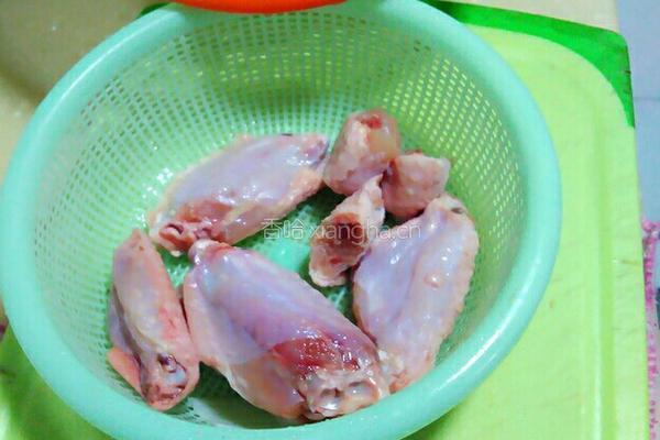 板栗香菇烧鸡翅的做法图解1