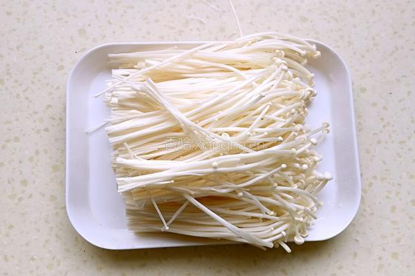 菠菜果仁拌金针菇的做法图解1