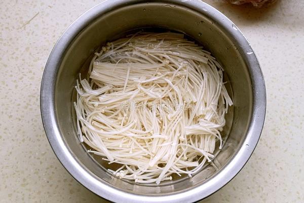 菠菜果仁拌金针菇的做法图解3