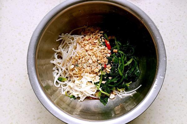 菠菜果仁拌金针菇的做法图解5