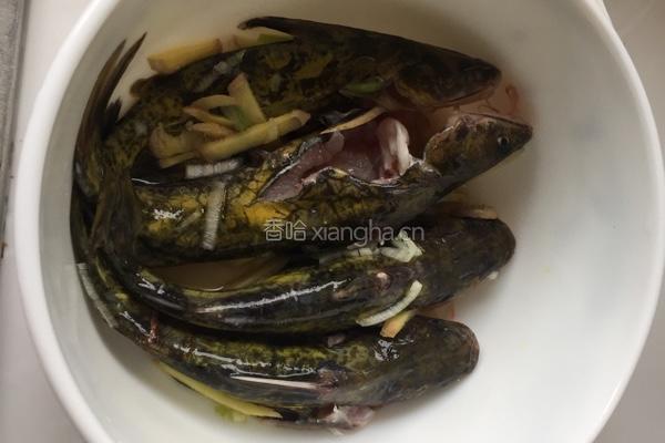 昂公鱼炖草鸡蛋的做法图解2