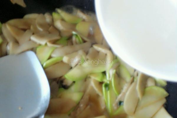 杏鲍菇角瓜炒肉的做法图解11