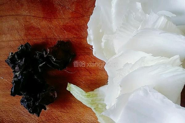 白菜帮木耳的做法图解1