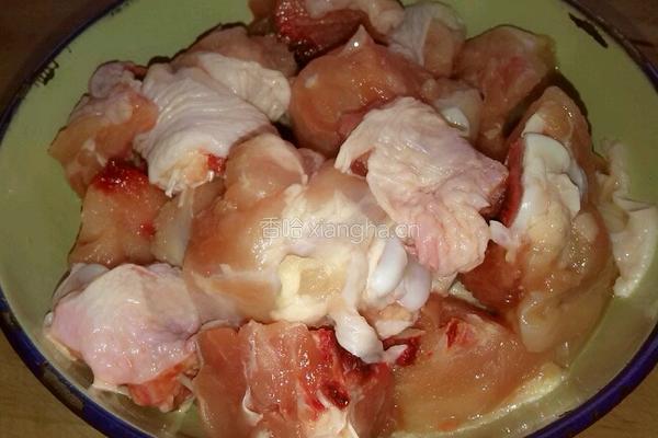 香辣鸡块炖土豆的做法图解1