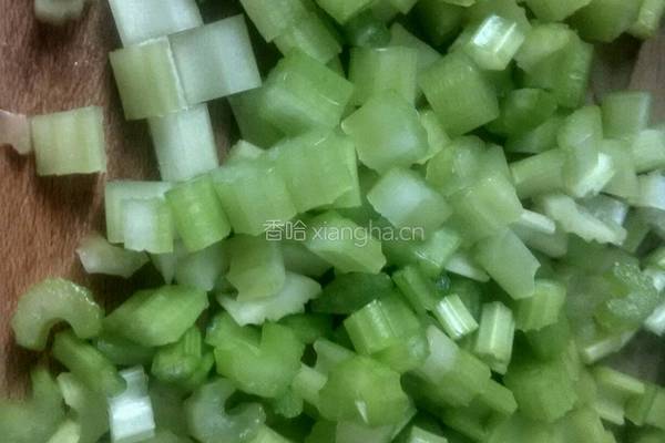 芹菜凉拌花生米的做法图解2