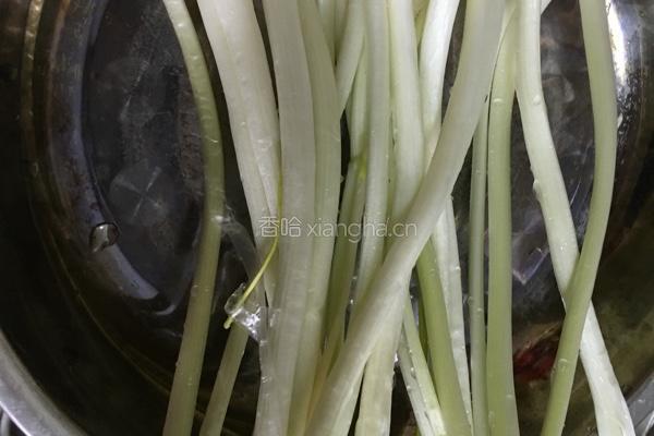 韭菜蚬肉烧肉鸭肾炒翘头的做法图解1