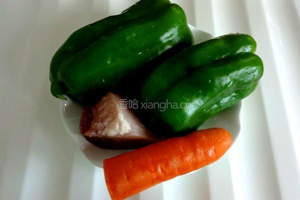 青椒炒肉的做法图解1