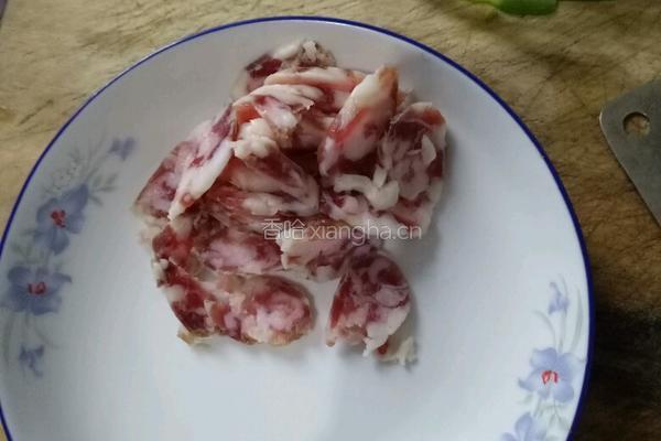 香肠芦蒿的做法图解1