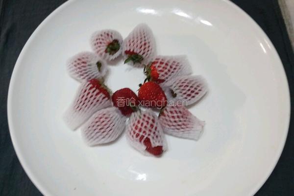 草莓拼盘的做法图解1