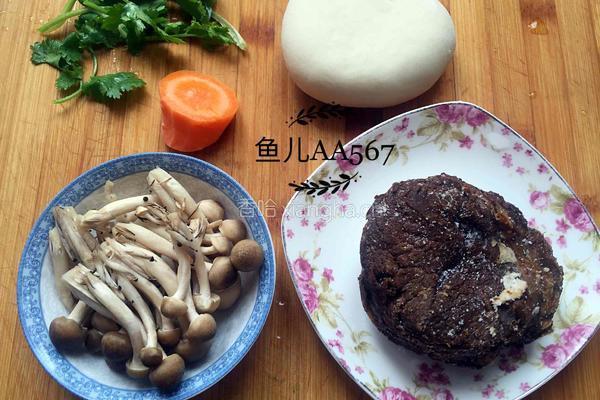 牛肉蘑菇汤面的做法图解1