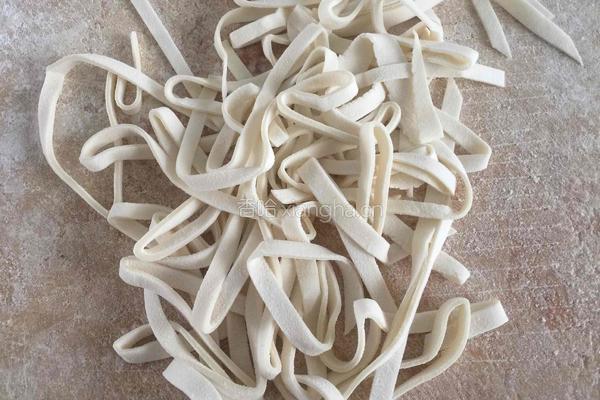 牛肉蘑菇汤面的做法图解3