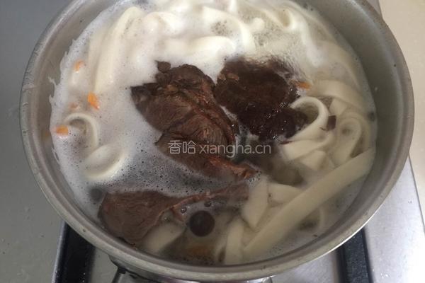 牛肉蘑菇汤面的做法图解5